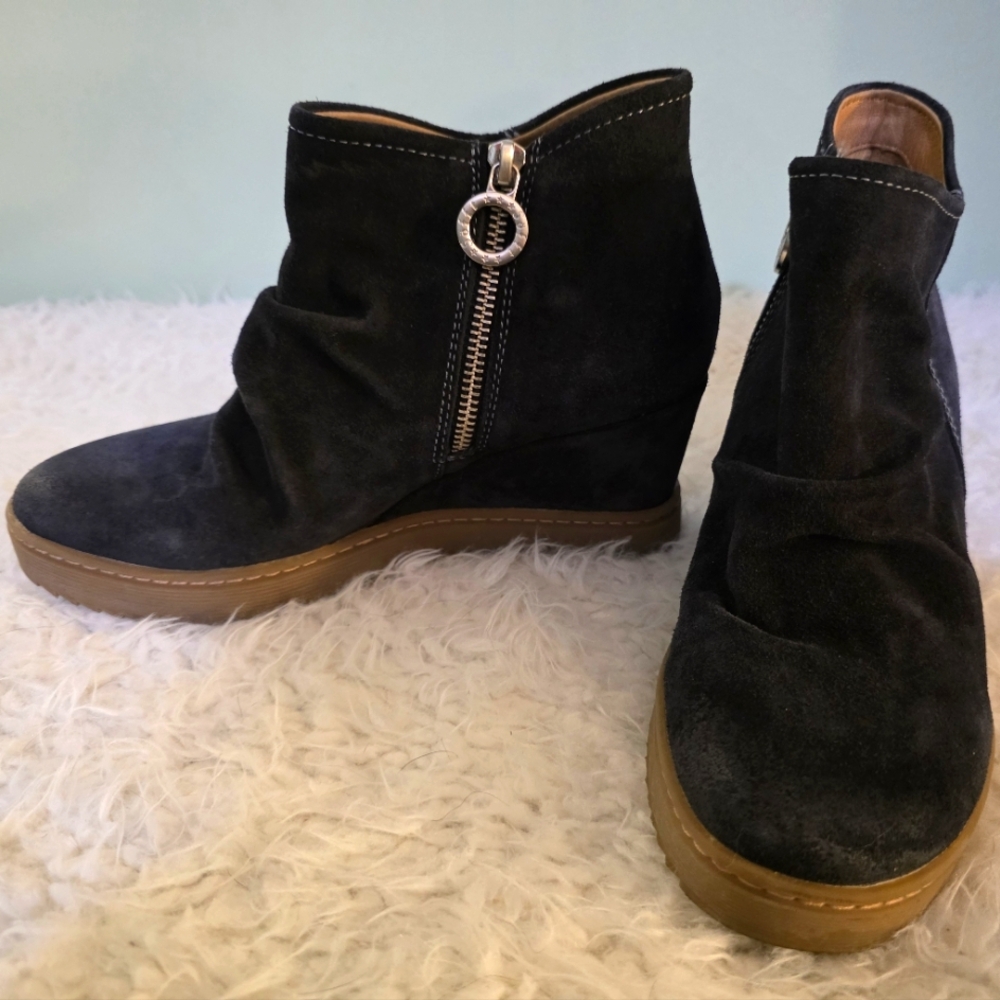Stylish Women's Siri Aqua Sofft Brand Waterproof Navy Suede Ankle Boots Sz.8